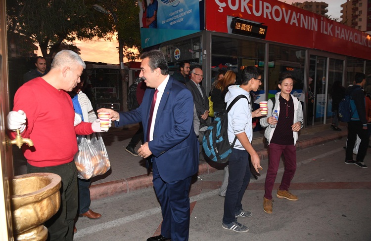 Başkan Çetin Sabah 7'de Çorba Dağıttı