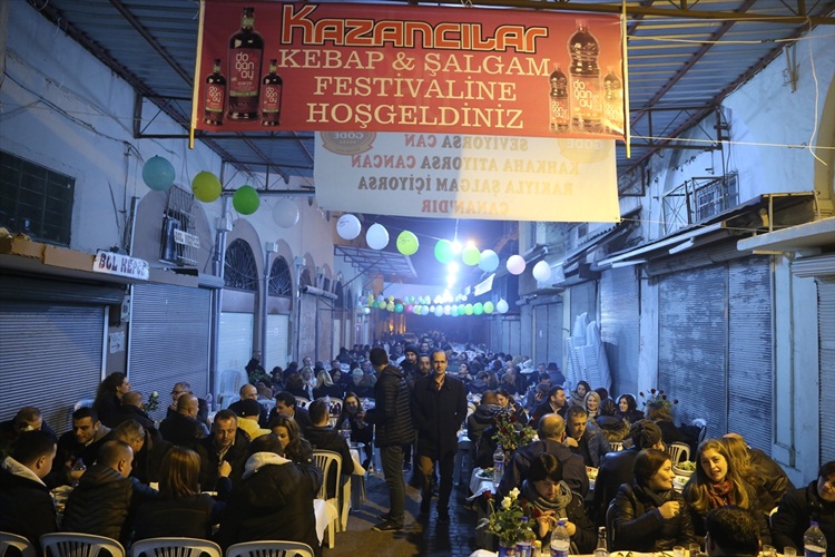 Adana’da Kebap ve Şalgam Festivali sabaha kadar sürdü