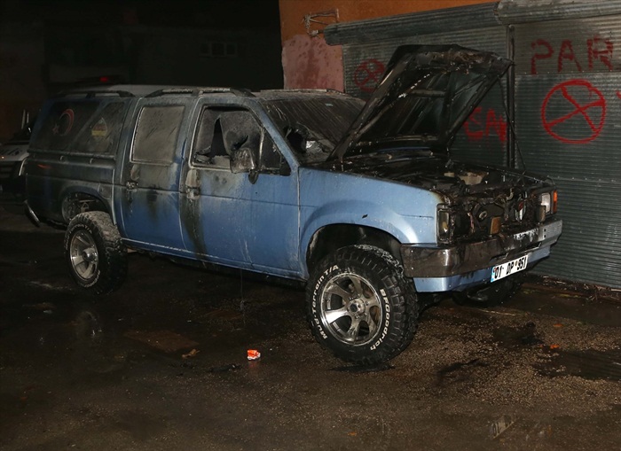 Adana’da 2 aracın kundaklandığı iddiası