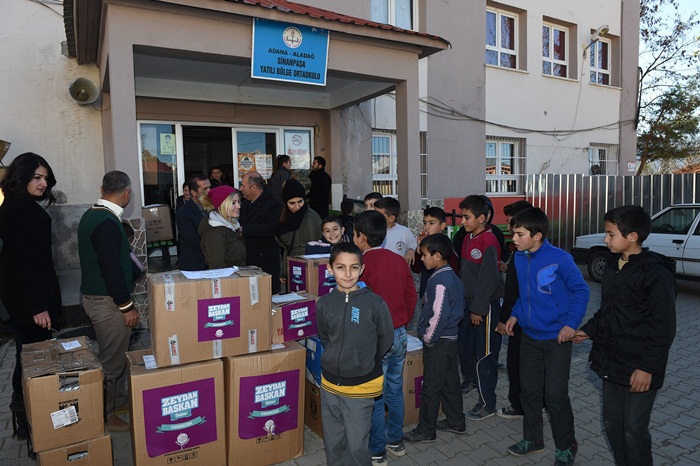 Aladağ'da öğrencilere kıyafet yardımı