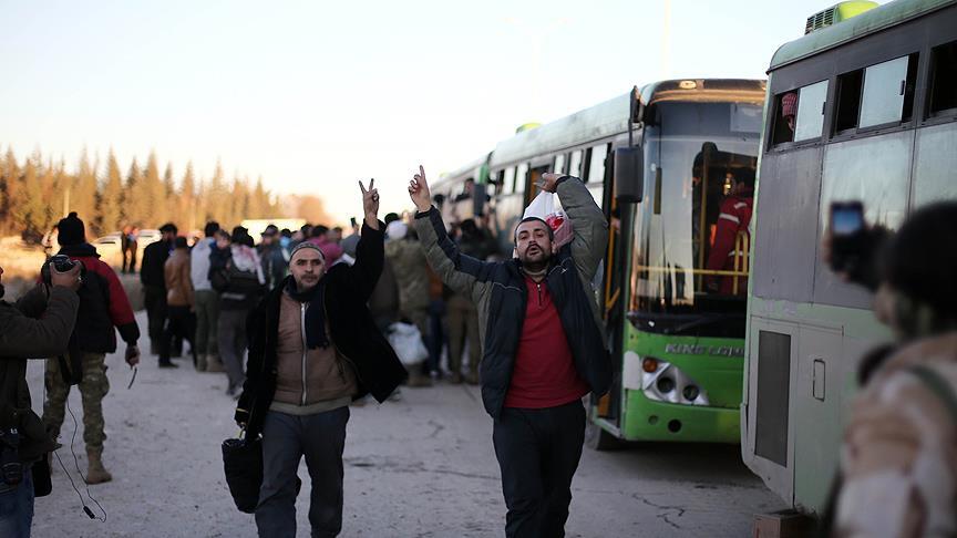 Tahliye konvoyundakiler muhalif bölgeye ulaşmanın sevincini yaşadı