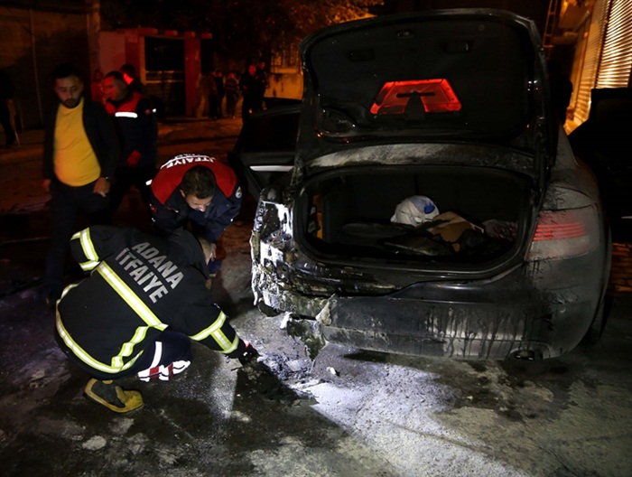Adana'da park halindeki otomobil kundaklandı