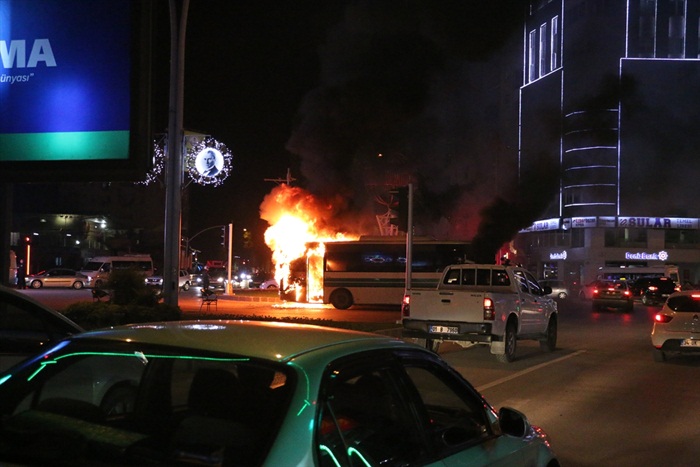 Seyir halindeki halk otobüsünde yangın