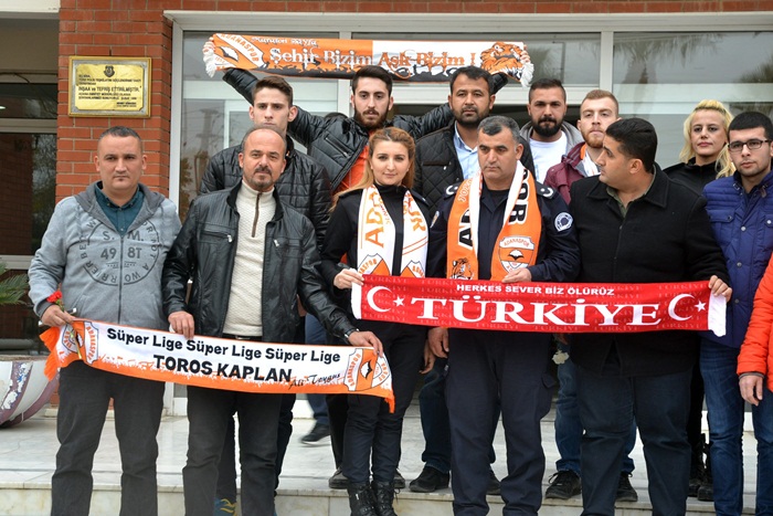 Adanasporlu taraftarlar polisini yalnız bırakmadı 