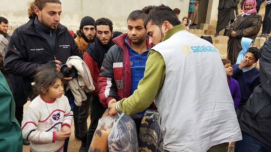 Halep'ten tahliye edilen sivillere yardım