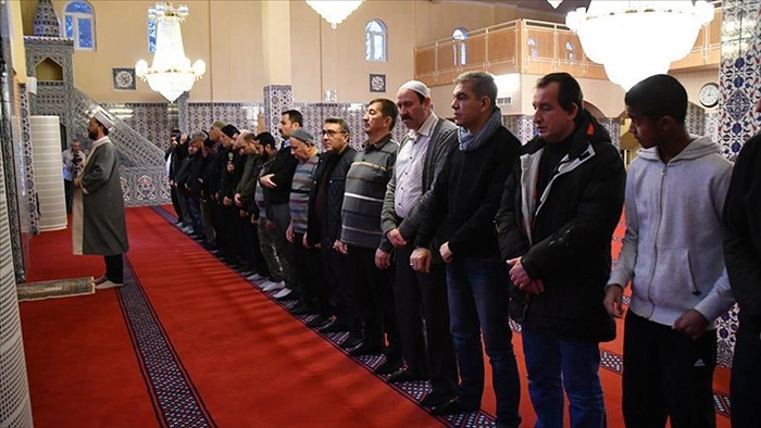 İki saatte üç vakit namaz kılıyorlar