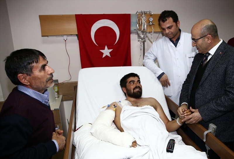 Vali Demirtaş'tan, El-Bab'da yaralanan askere ziyaret