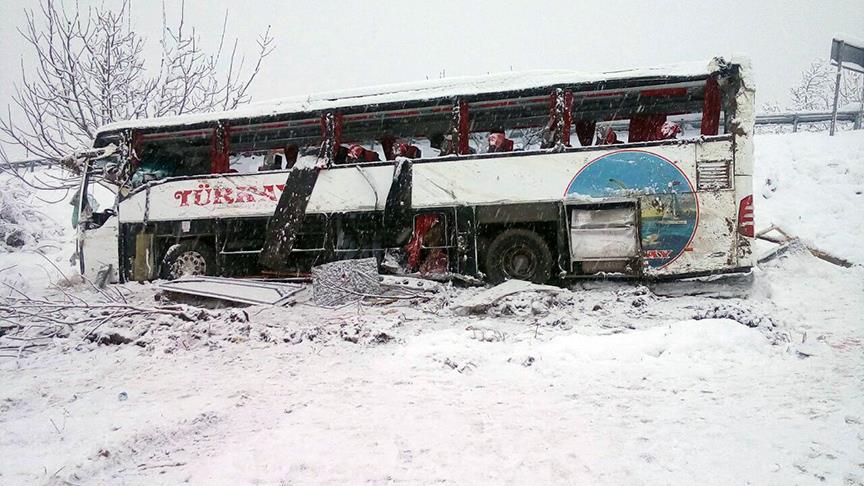 Sinop'ta yolcu otobüsü uçuruma yuvarlandı