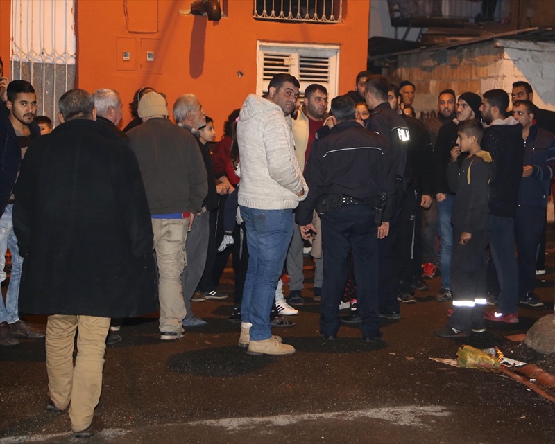 Karısına kızıp evini ateşe verdi, bir kişiyi bıçakladı 