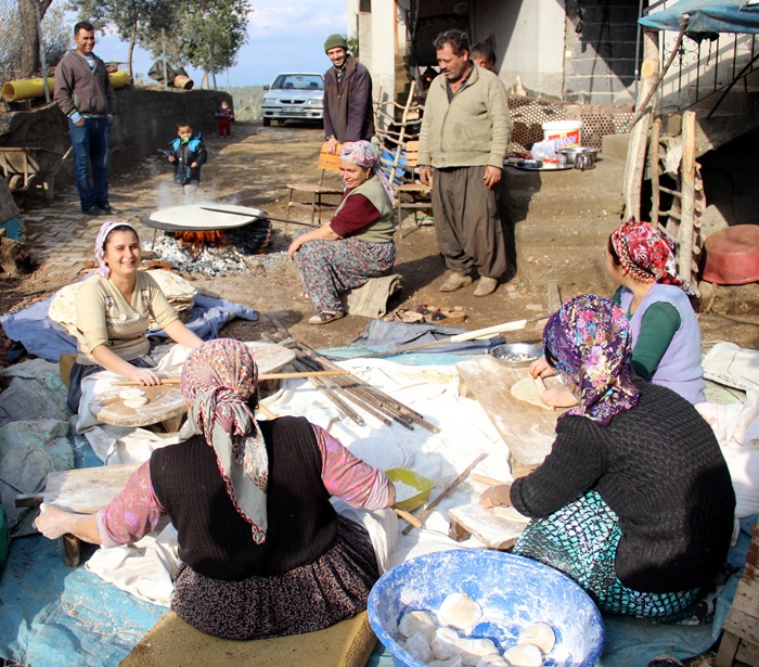 Kalabalık aileler çareyi yufka ekmekte buluyor