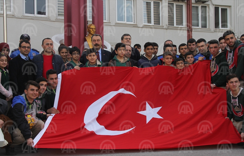 Adana Emniyet Müdürü Ak, polisle birlikte bayrak açan öğrencileri ağırladı
