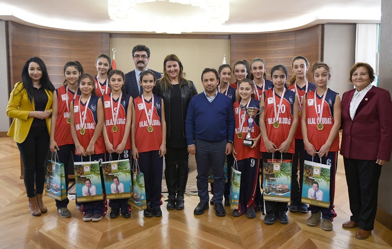 Adana Şampiyonu Basketbolcu kızlardan Başkan Uludağ’a ziyaret