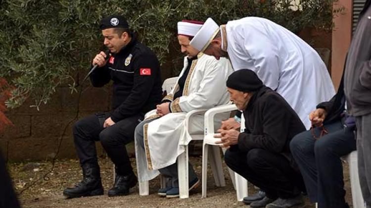 Şehidin naaşının bekletildiği sırada mikrofonu alıp Kur'an okudu