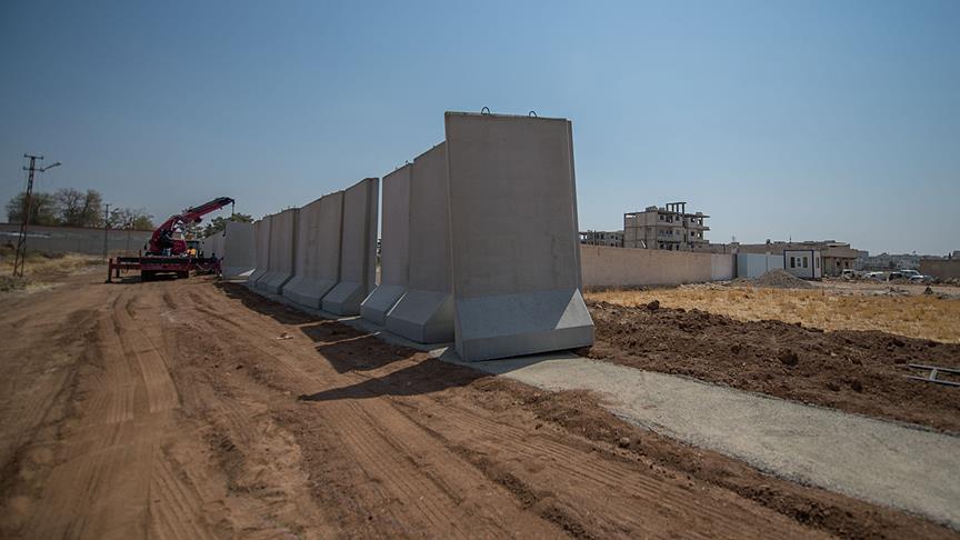 Suriye ve Irak sınırında 330 kilometre modüler beton duvar örüldü