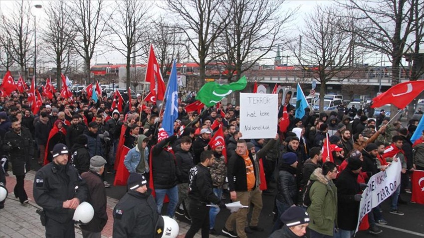 Almanya Gurbetçilerin Dini,Milli Kimliklerini Buharlaştırıyor