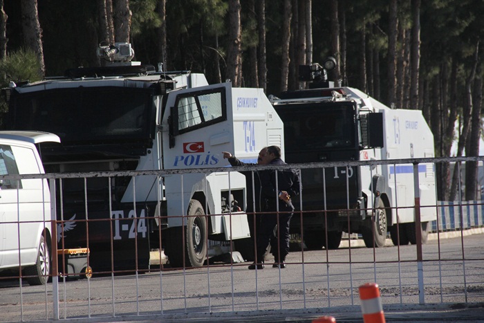 Yangın çıkan cezaevinde TOMA'lar bekliyor 