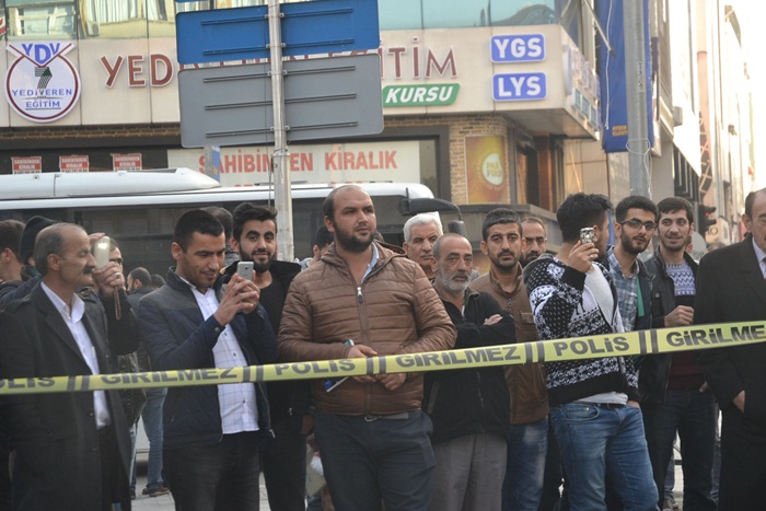 Şüpheli poşetin fotoğrafını çekmek için yarıştılar