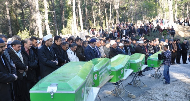 Anne, baba ve 3 çocuğu yan yana defnedildi