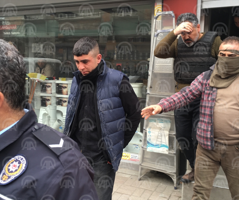Adana'da bina çatısındaki silahlı şüpheliler yakalandı