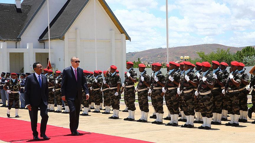 Erdoğan Madagaskar'da resmi törenle karşılandı