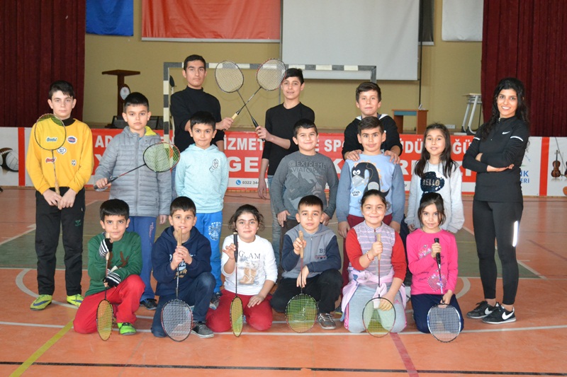 Yüreğir Gençlik Merkezi Ücretsiz Badminton Sporunun İlk Eğitimlerine Başladı