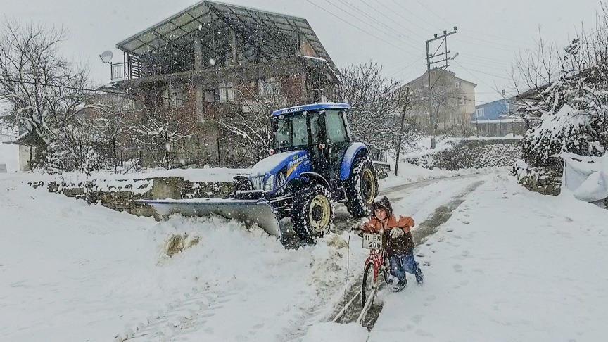 Bisikletli kar küreme çalışması