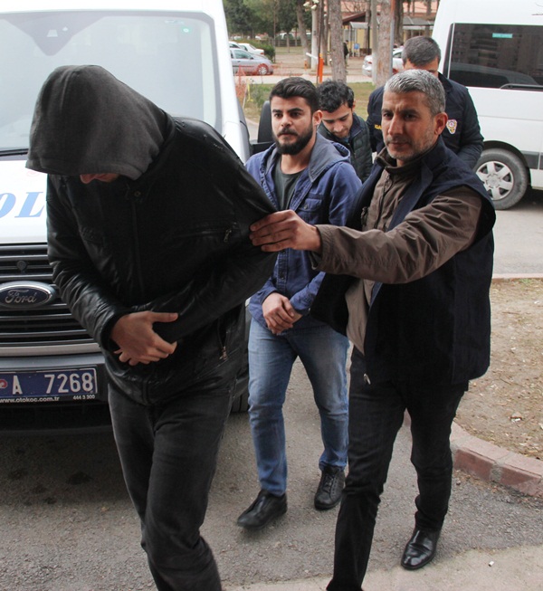 Devlet büyüklerine hakaret ettikleri ileri sürülen 6 kişi adliyeye sevk edildi