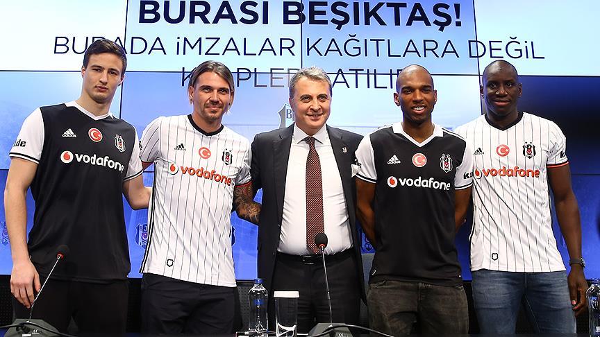 Beşiktaş'ta yeni transferler için imza töreni düzenlendi