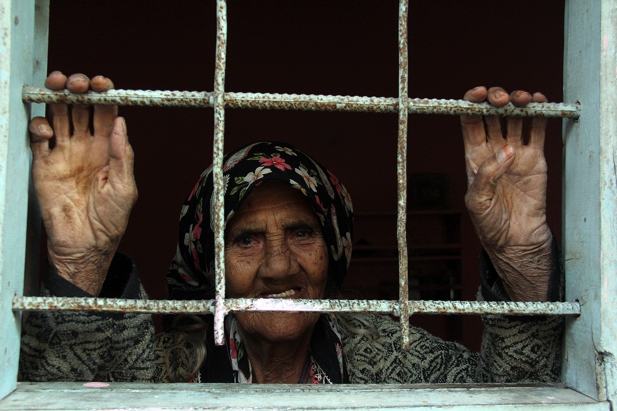 Annesinin maaşını alıyor ama bakmıyor…