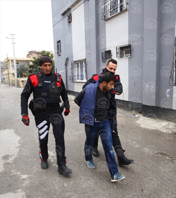 Polisten kaçarken damda yakalandı