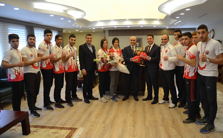Vali Demirtaş Muay Thai Ailesini Kabul Etti