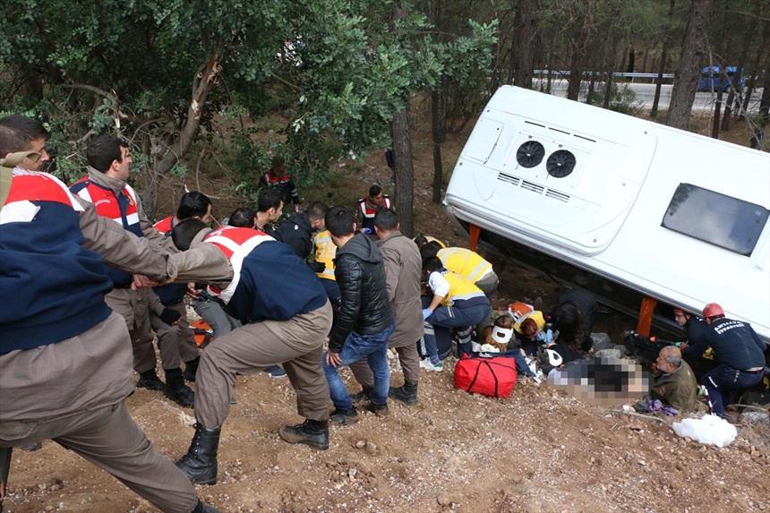 Şenlikten dönen minibüs şarampole yuvarlandı: 2 ölü,16 yaralı