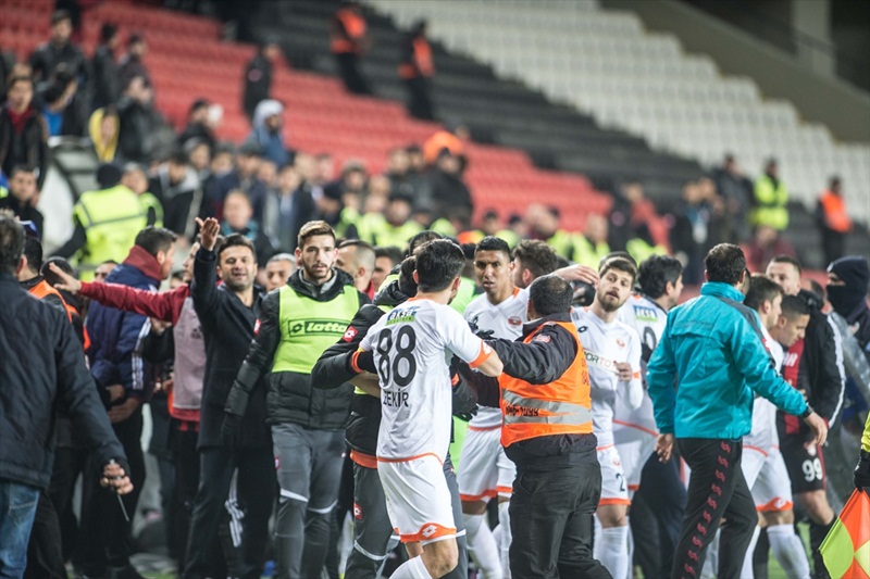 Gaziantepspor-Adanaspor maçında gerginlik