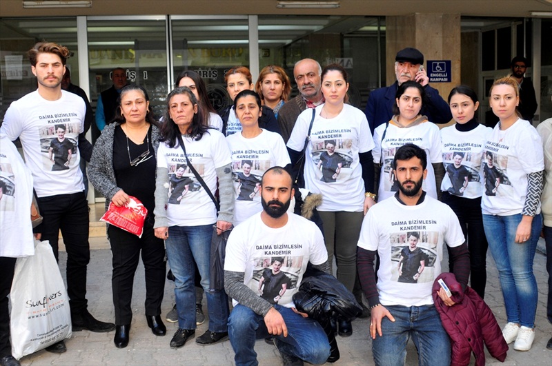 Duruşmaya öldürülen gencin fotoğrafı olan tişörtlerle geldiler