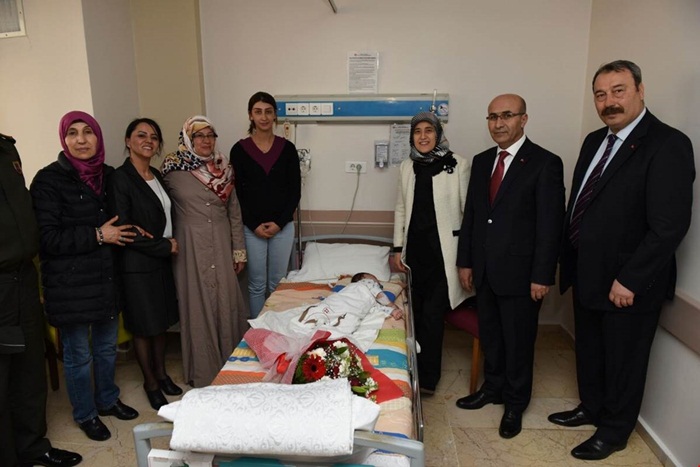 Vali Demirtaş'tan sünnet olan şehit oğluna ziyaret