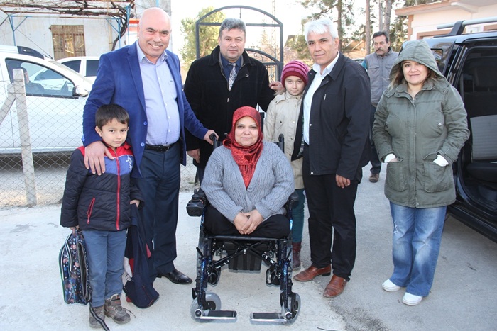 Engelli Vatandaşa Tekerlekli Sandalye Hediye Edildi