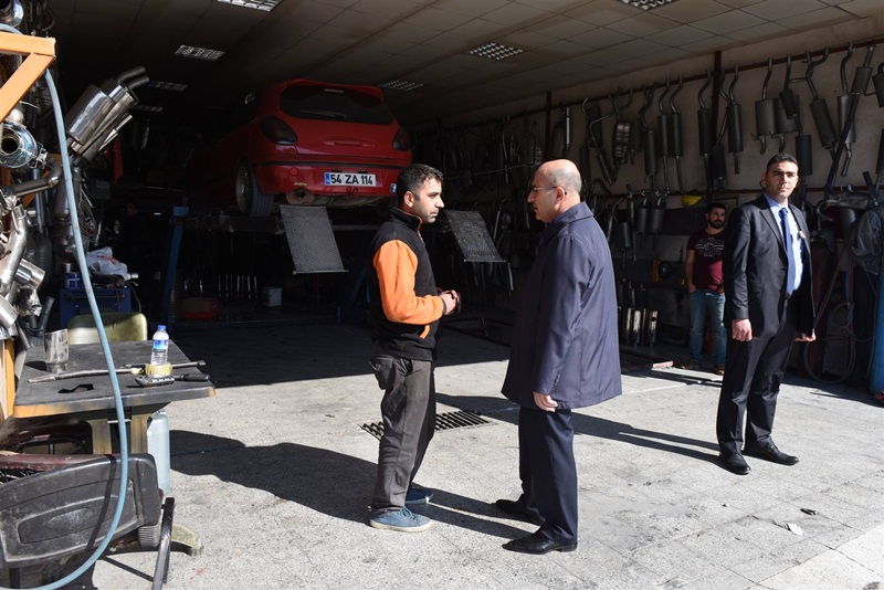 Vali  Demirtaş, Mustafa Kemalpaşa Bulvarı’nda Esnaf ve Vatandaşlarla Bir Araya Geldi
