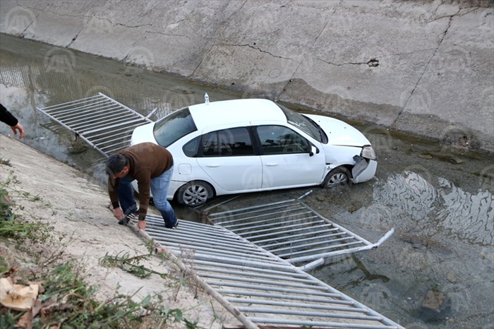 Sulama kanalına düşen otomobildeki sürücü yaralandı
