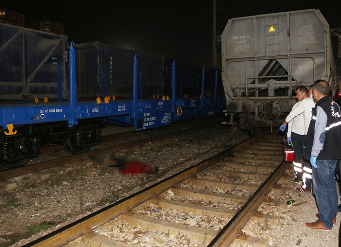 Vagon üzerinde elektrik akımına kapılan genç öldü