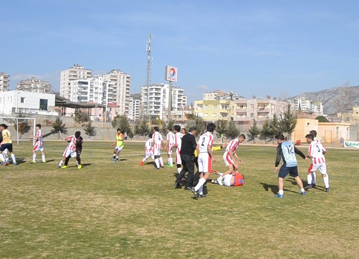 Amatör maçta futbolcular tekme tokat kavga etti 