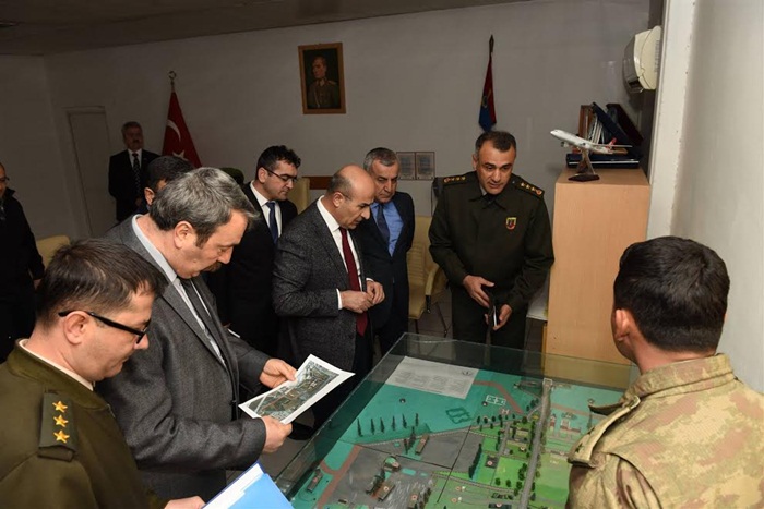 Vali Mahmut Demirtaş, Recai Engin Kışlası’nı Ziyaret Ederek İncelemelerde Bulundu