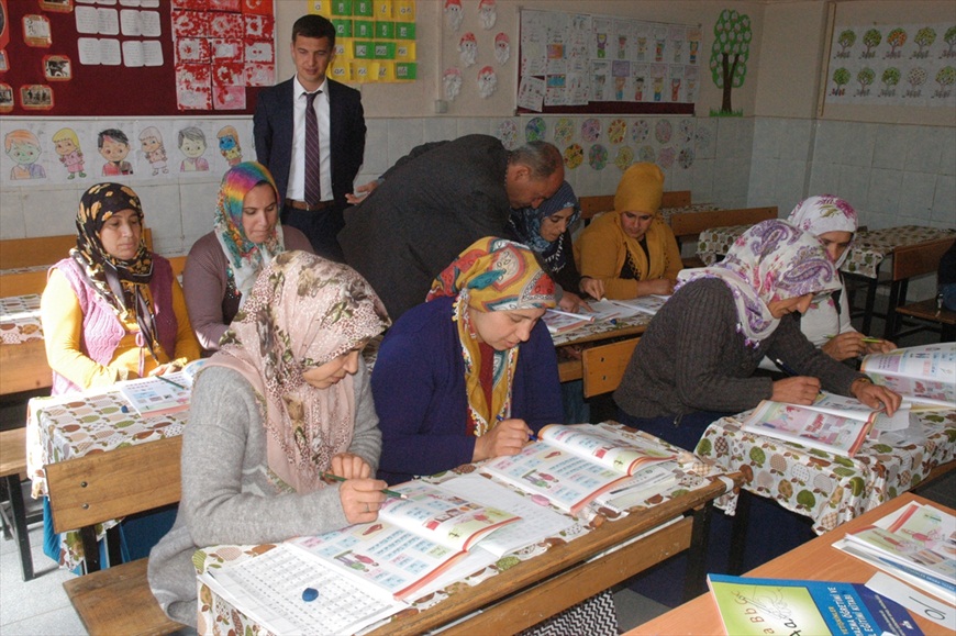 Gelin kaynana kol kola okul yolunda