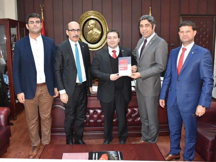 Genç Hukukçu "Hırsızlık Suçu" Kitabını Baro Başkanı Av. Veli Küçük’e Hediye Etti.