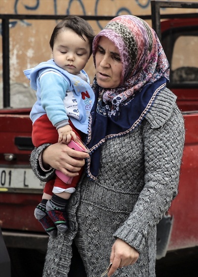 Dolandırıcılar, bebeğine takılan altınları bile aldı