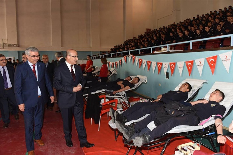 Polislerden Kızılay’a Kan Bağışı