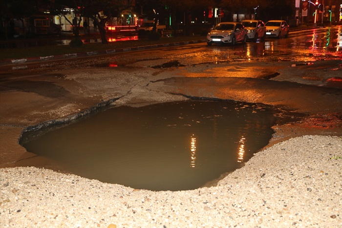 Adana'da şiddetli yağış asfaltı çökertti