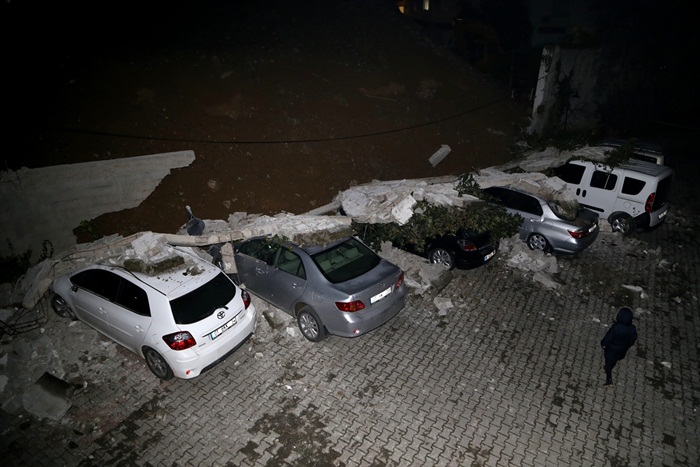 İstinat duvarı 6 aracın üzerine yıkıldı