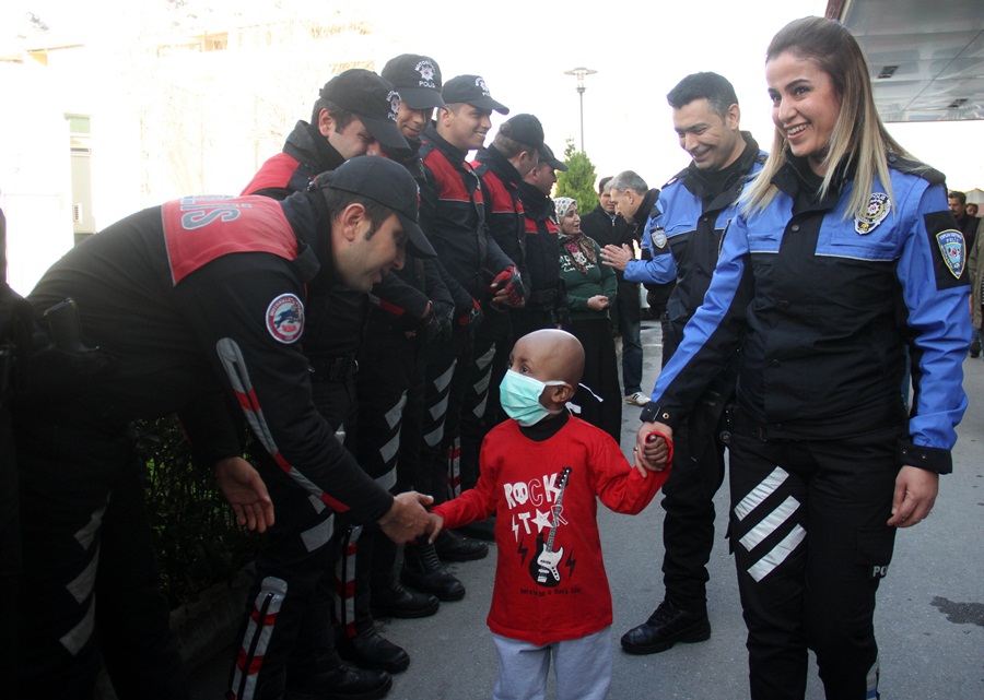 ‘Lösemiyi yendi polis eskortuyla evine gitti..’