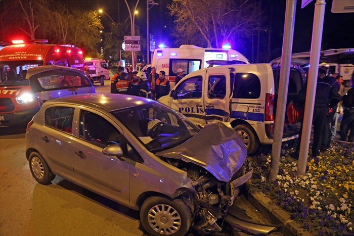 Adana'da polis aracı ile otomobil çarpıştı