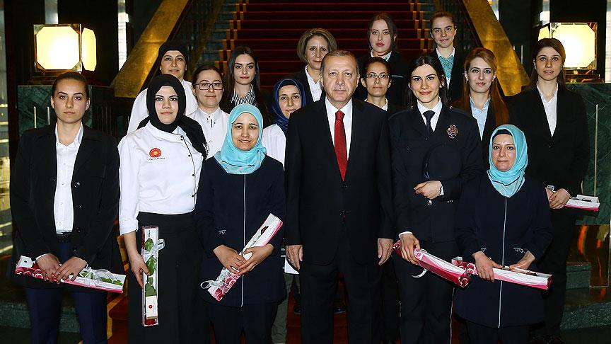 Erdoğan Cumhurbaşkanlığı Külliyesi çalışanlarının Kadınlar Gününü kutladı